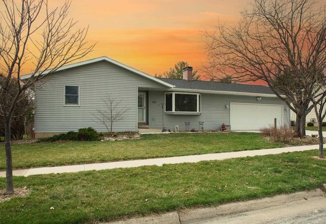 1101 9th St NW, Waverly, IA 50677