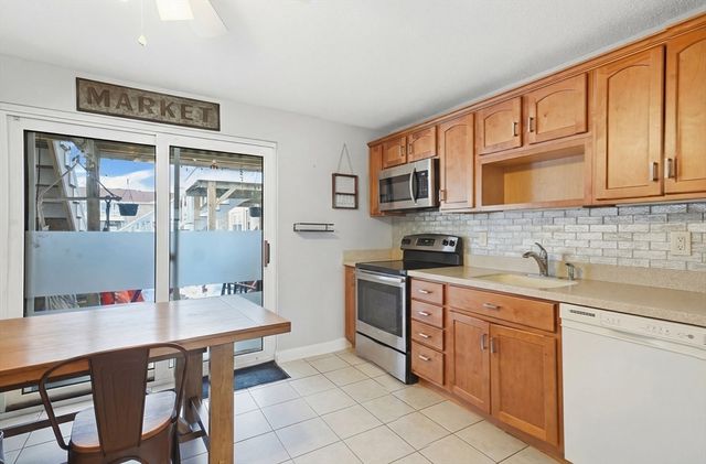 70 Washington Park Dr 6, Andover, MA 01810