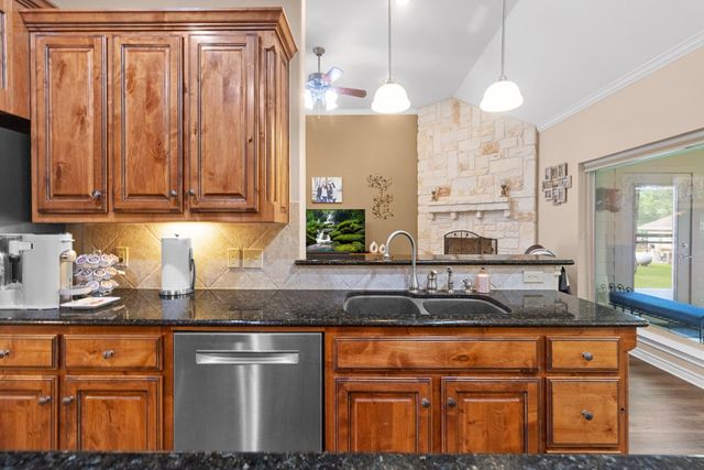 361 Rs County Road 3390, Emory, TX 75440