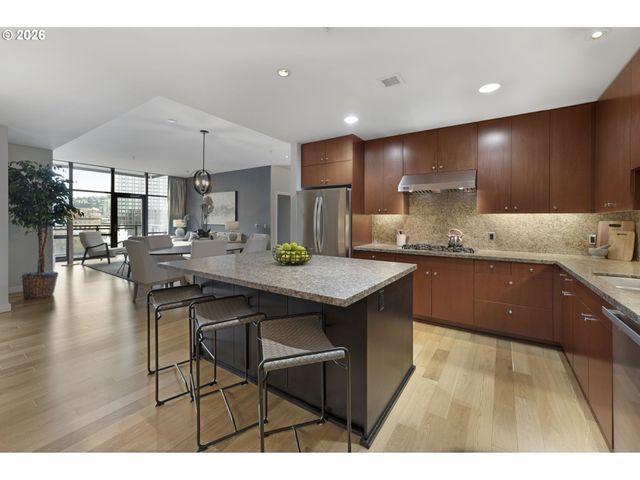 1025 Nw COUCH St 1212, Portland, OR 97209