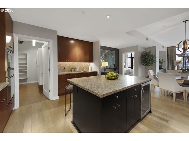 1025 Nw COUCH St 1212, Portland, OR 97209