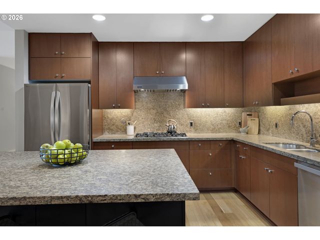 1025 Nw COUCH St 1212, Portland, OR 97209