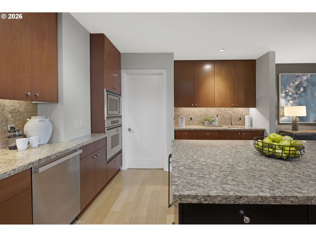 1025 Nw COUCH St 1212, Portland, OR 97209