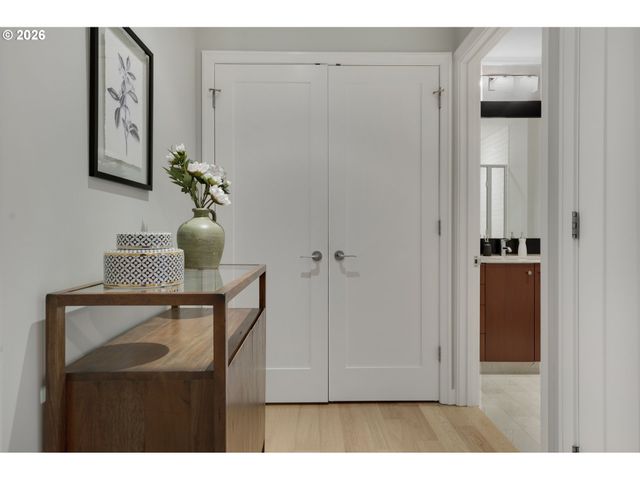 1025 Nw COUCH St 1212, Portland, OR 97209