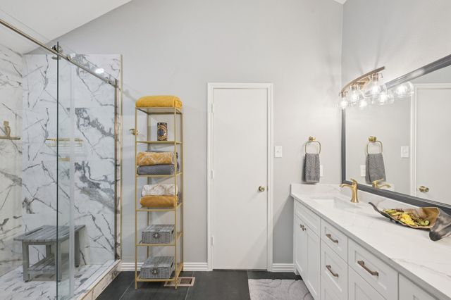 209 Cimarron Trail 6, Irving, TX 75063