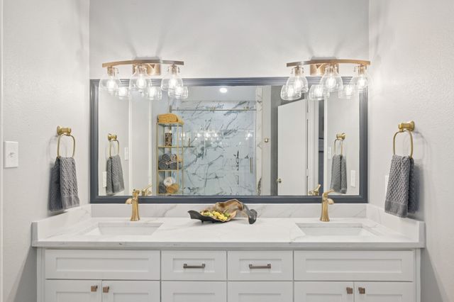 209 Cimarron Trail 6, Irving, TX 75063