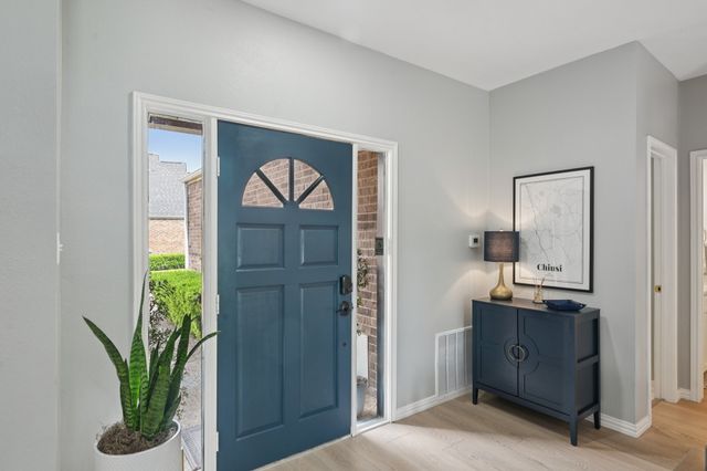 209 Cimarron Trail 6, Irving, TX 75063