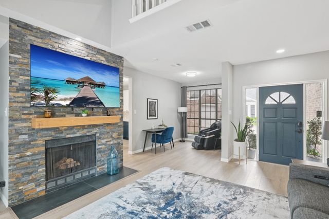 209 Cimarron Trail 6, Irving, TX 75063