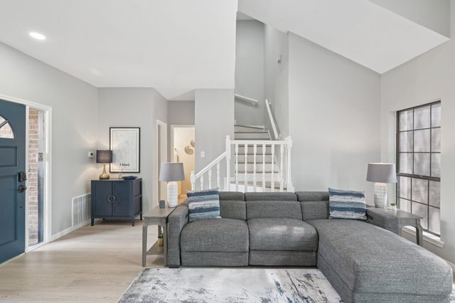 209 Cimarron Trail 6, Irving, TX 75063