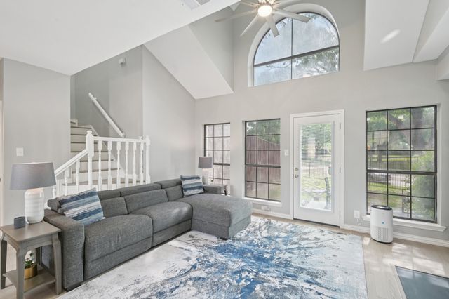 209 Cimarron Trail 6, Irving, TX 75063