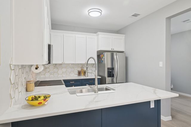 209 Cimarron Trail 6, Irving, TX 75063