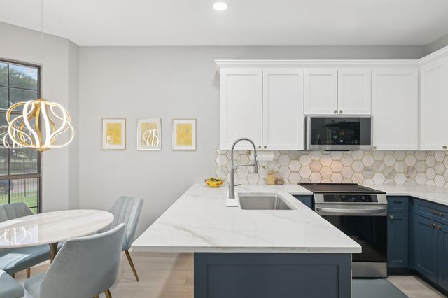 209 Cimarron Trail 6, Irving, TX 75063