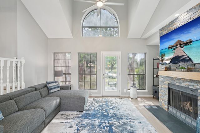 209 Cimarron Trail 6, Irving, TX 75063