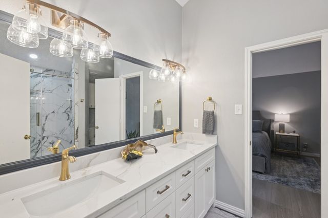 209 Cimarron Trail 6, Irving, TX 75063