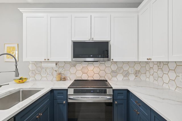 209 Cimarron Trail 6, Irving, TX 75063