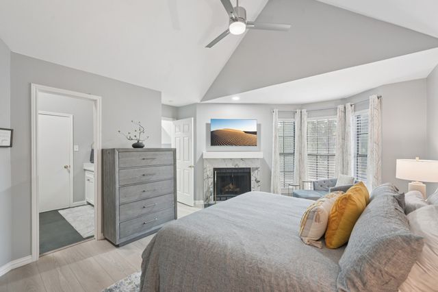 209 Cimarron Trail 6, Irving, TX 75063