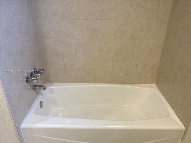 10400 NW 5th Ct, Plantation, FL 33324