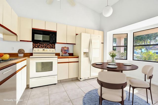 32 Buxton Lane, Boynton Beach, FL 33426