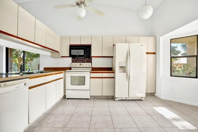 32 Buxton Lane, Boynton Beach, FL 33426