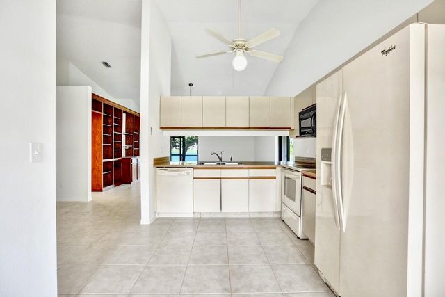 32 Buxton Lane, Boynton Beach, FL 33426