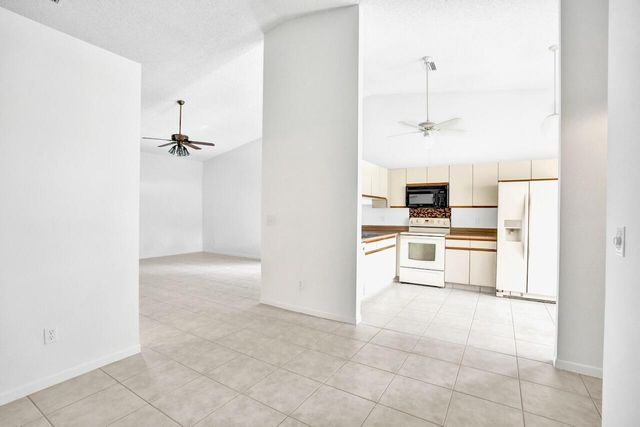 32 Buxton Lane, Boynton Beach, FL 33426