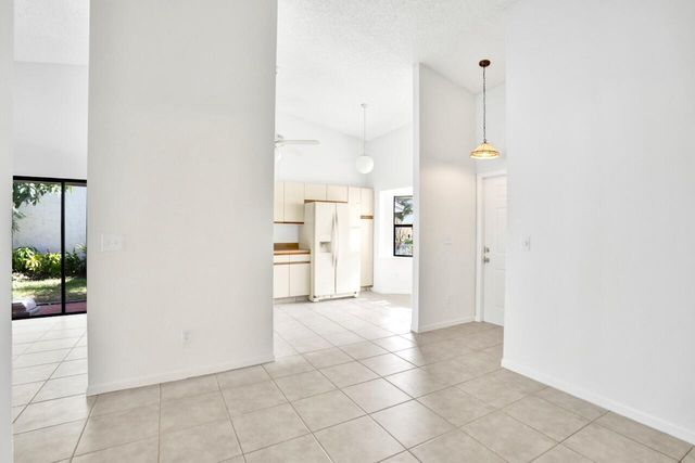 32 Buxton Lane, Boynton Beach, FL 33426