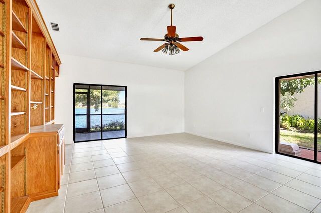 32 Buxton Lane, Boynton Beach, FL 33426