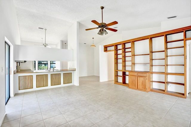 32 Buxton Lane, Boynton Beach, FL 33426