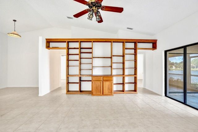 32 Buxton Lane, Boynton Beach, FL 33426