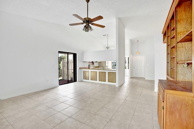 32 Buxton Lane, Boynton Beach, FL 33426
