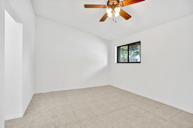 32 Buxton Lane, Boynton Beach, FL 33426