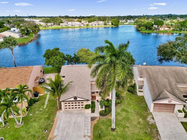 32 Buxton Lane, Boynton Beach, FL 33426