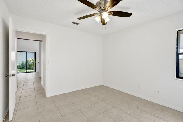 32 Buxton Lane, Boynton Beach, FL 33426