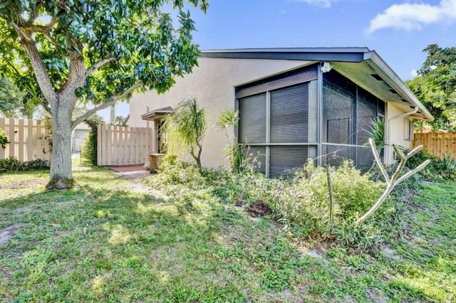 32 Buxton Lane, Boynton Beach, FL 33426