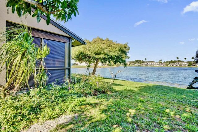 32 Buxton Lane, Boynton Beach, FL 33426