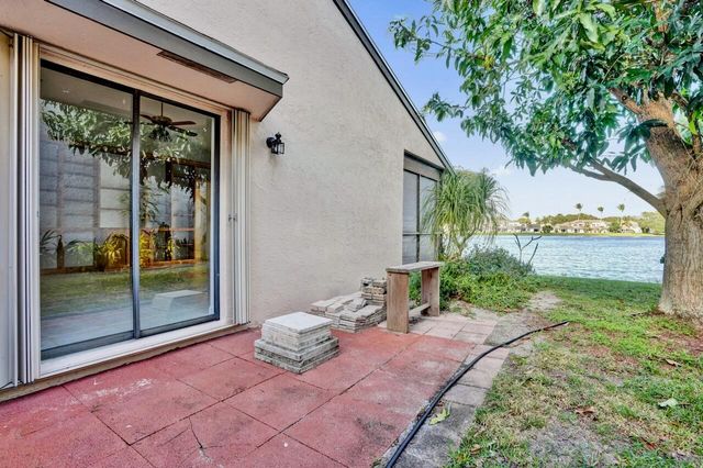 32 Buxton Lane, Boynton Beach, FL 33426