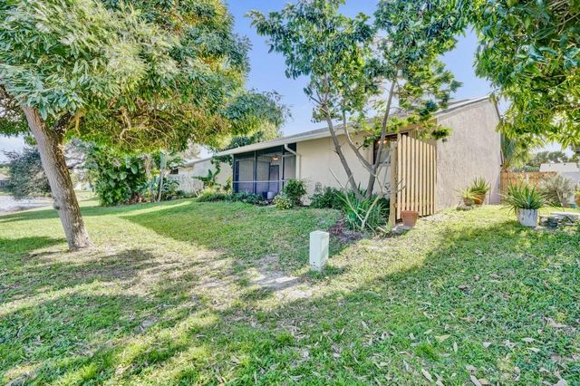32 Buxton Lane, Boynton Beach, FL 33426