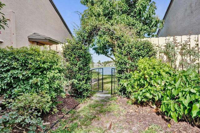 32 Buxton Lane, Boynton Beach, FL 33426