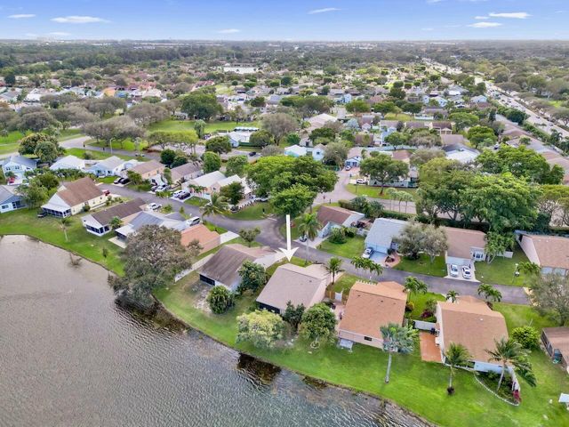 32 Buxton Lane, Boynton Beach, FL 33426