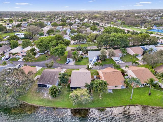 32 Buxton Lane, Boynton Beach, FL 33426
