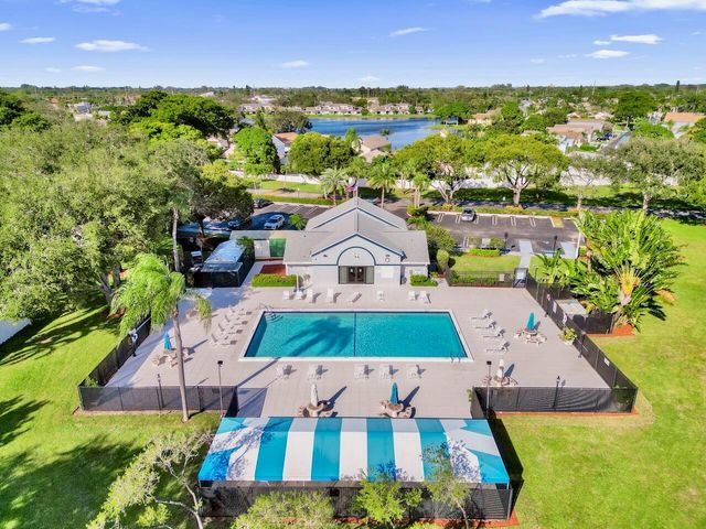 32 Buxton Lane, Boynton Beach, FL 33426