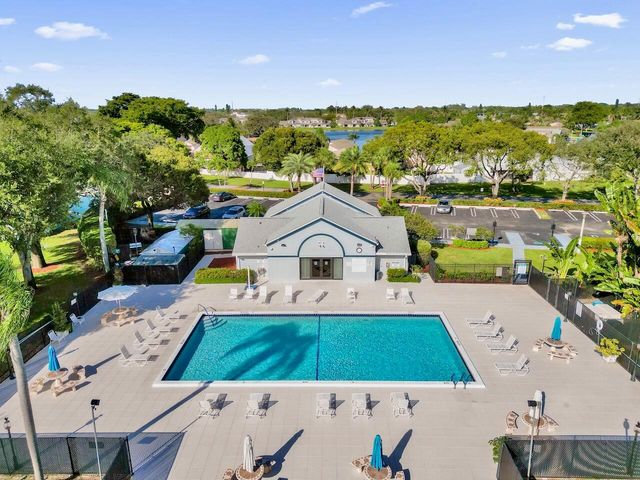 32 Buxton Lane, Boynton Beach, FL 33426