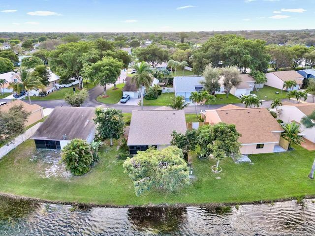 32 Buxton Lane, Boynton Beach, FL 33426