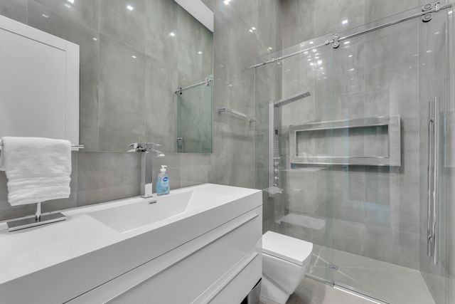 2401 NE 13th Street, Fort Lauderdale, FL 33304