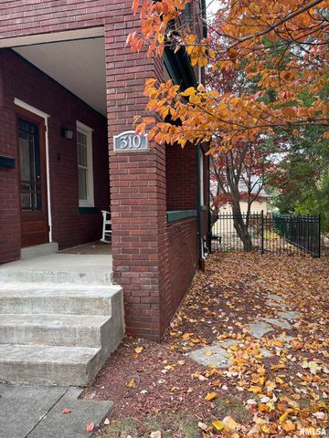 310 WOODLAND Place, Jacksonville, IL 62650
