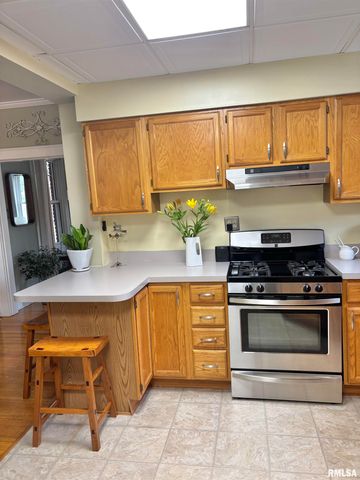 310 WOODLAND Place, Jacksonville, IL 62650