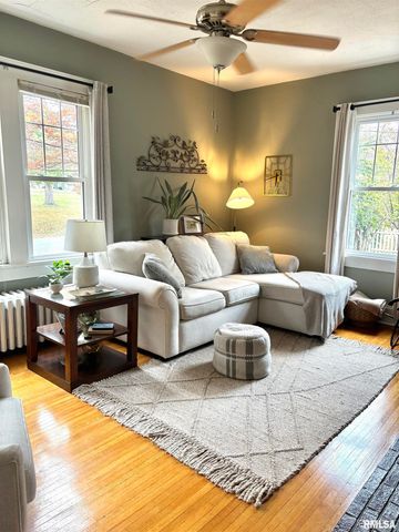 310 WOODLAND Place, Jacksonville, IL 62650