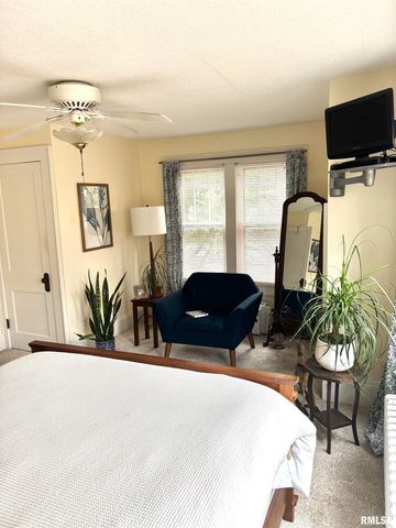 310 WOODLAND Place, Jacksonville, IL 62650