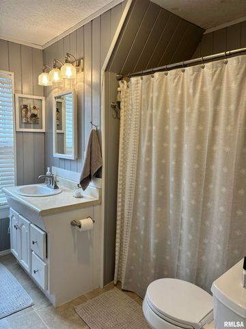 310 WOODLAND Place, Jacksonville, IL 62650