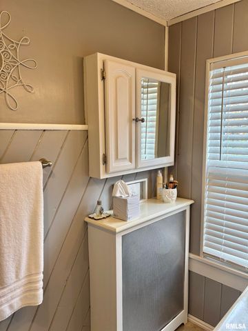 310 WOODLAND Place, Jacksonville, IL 62650